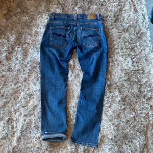 Nudie Jeans - Nudie jeans w32/L32✅ skick 8/10✅ innersömm ben: 75cm     Midja: 40cm     Lår: 22cm     Vad: 18. Slim/straight