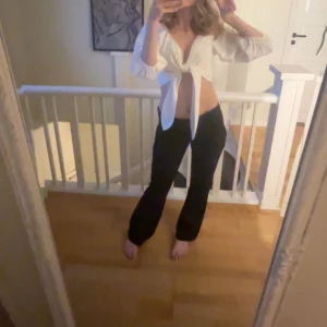 Vit omlott blus med knyt framtill - Säljer denna så snyggga festtoppen i storlek xs men passar även s !💕💕