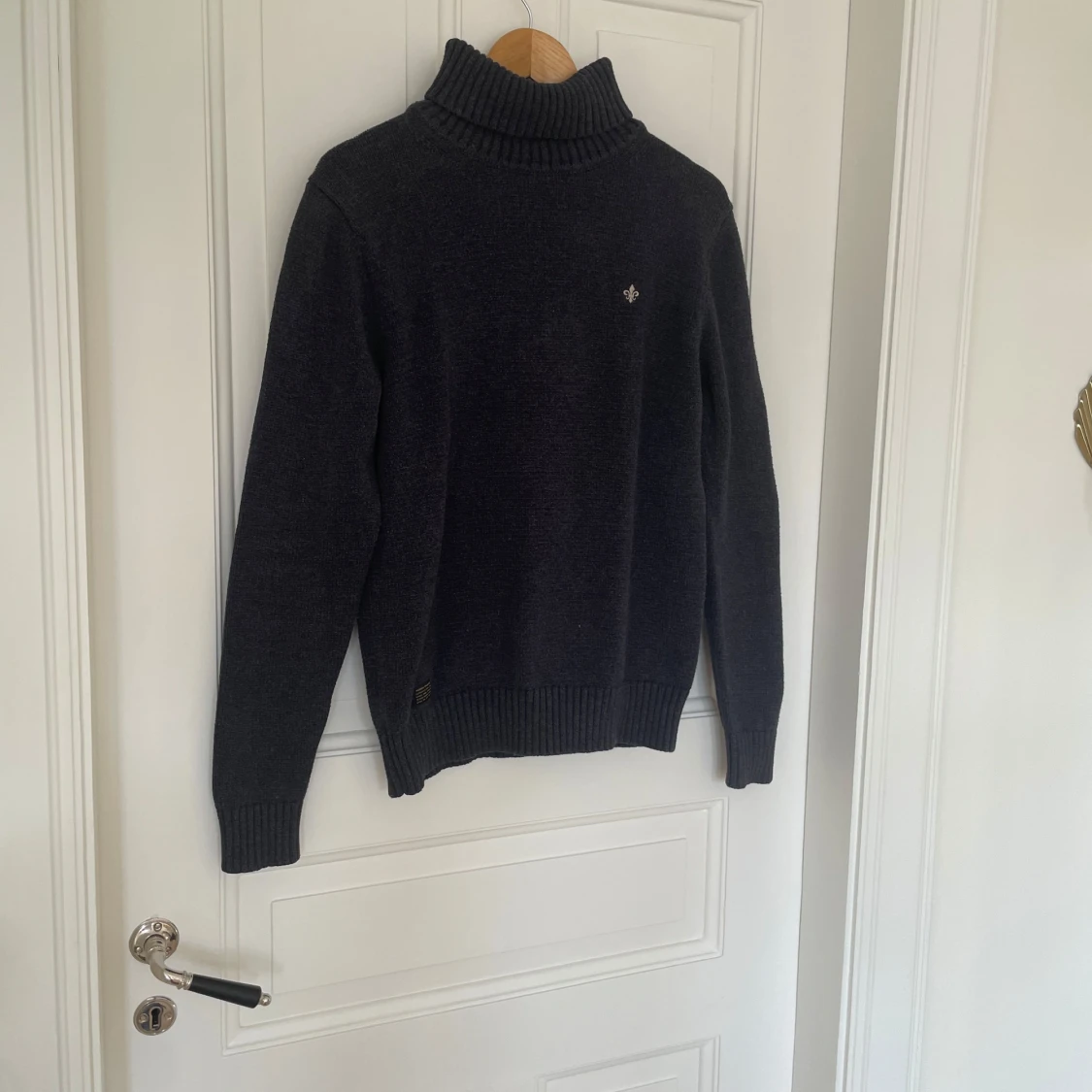 Mörkgrå stickad Morris tröja  med emblem