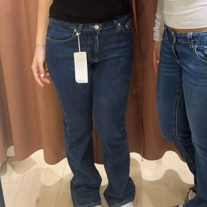 Mörkblå raka jeans - Snygga mörkblå jeans med klassisk rak passform och normal midja. Från ginatricot 