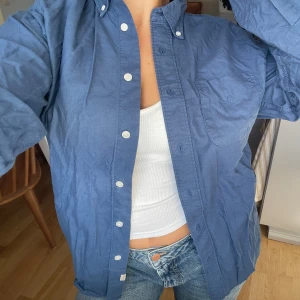 Blå skjorta - Blå skjorta från East West i strl S o fint skick 💌 100% bomull