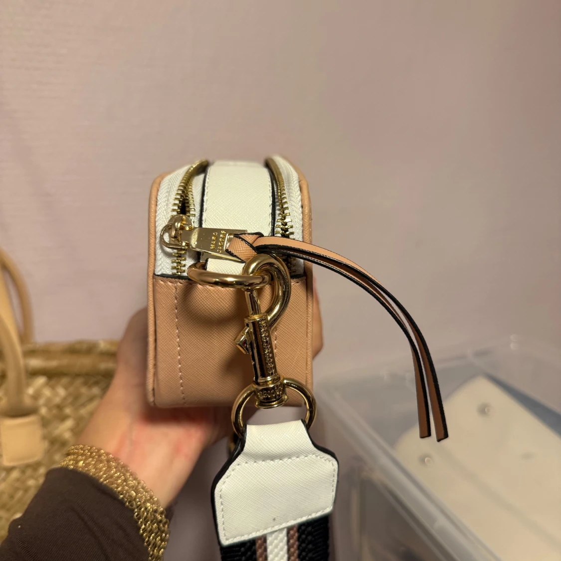 Rosa väska med vit o brun detaljer - 3