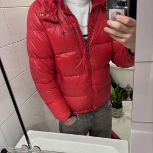 Ralph Lauren jacka - Ralph Lauren i strl S. Cond 7/10, se defekter på bild 5. Hör av dig vid intresse!