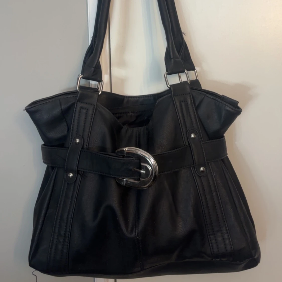 Svart handväska med silverdetalj - 1