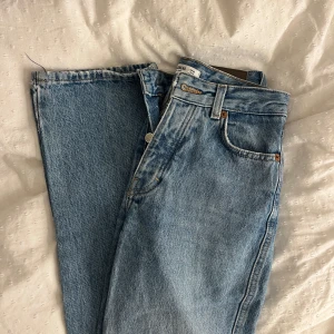 Blåa raka Jeans  - Säljer ett par jätte fina blåa jeans från Pull & Bear då de tyvärr har blivit för små för mig❤️
