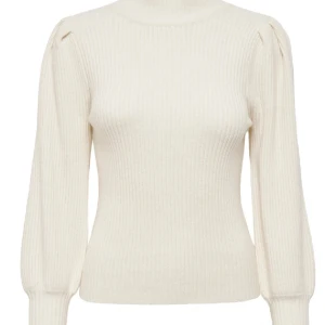 Stickad tröja - Supersnygg vit ribbad stickad tröja från ONLY med hög hals och puffade axlar. Pris går att diskutera💕