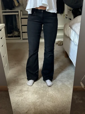 Only Jeans - Snygga svarta bootcut jeans från Only. Jeansen har normal midja och är tillverkade i stretchigt bomullsmaterial för en bekväm känsla. Perfekt för dig som gillar en stilren look med lite utsvängda ben. Inte använda så mycket och tvättas självklart innan de postas🩷🩷