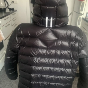 Svart pufferjacka Canada Goose - Canada goose med Fodrade fickor