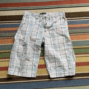 Avirex shorts - Vintage Avirex shorts från 90-00 tal. Bra färger! Loose fit och gott om fickor! Otroligt goa shorts! Varsamt använda. En bra snipe inför nästa sommar!