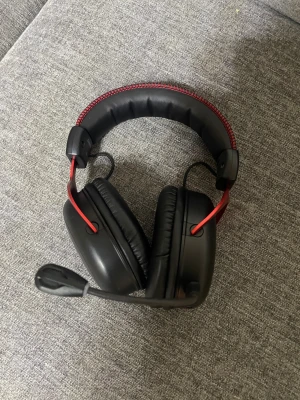 HyperX Cloud II Wireless – Gamingheadset (utan dongle) - HyperX Cloud II Wireless – Gamingheadset (utan dongle) Säljer ett par helt nya HyperX Cloud II Wireless. OBS! USB-dongle saknas, så headsetet kan inte kopplas trådlöst utan separat dongle. Kan användas som reservdel eller om du redan har dongle. Inga skador, aldrig använda. 