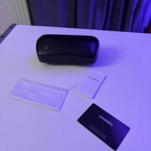 Solglasögon  -  solglasögon svart/vit Använda med små detalj skador!