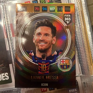 ICON - Lionel Messi - Samlar du på fotbollskort? Här är ett exklusivt FIFA 365 Adrenalyn XL-kort med Lionel Messi i Barcelona-tröjan! Glänsande design, höga stats och perfekt för dig som älskar fotboll och vill ha något unikt i din samling.