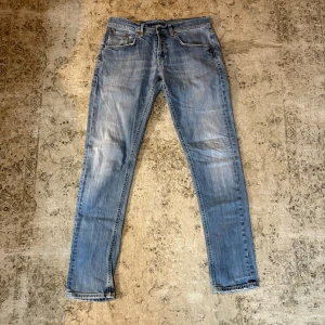 Dondup jeans  - Blå jeans från Dondup med snygga slitningar i Storlek 31                                     Längd 100cm, midja 40cm