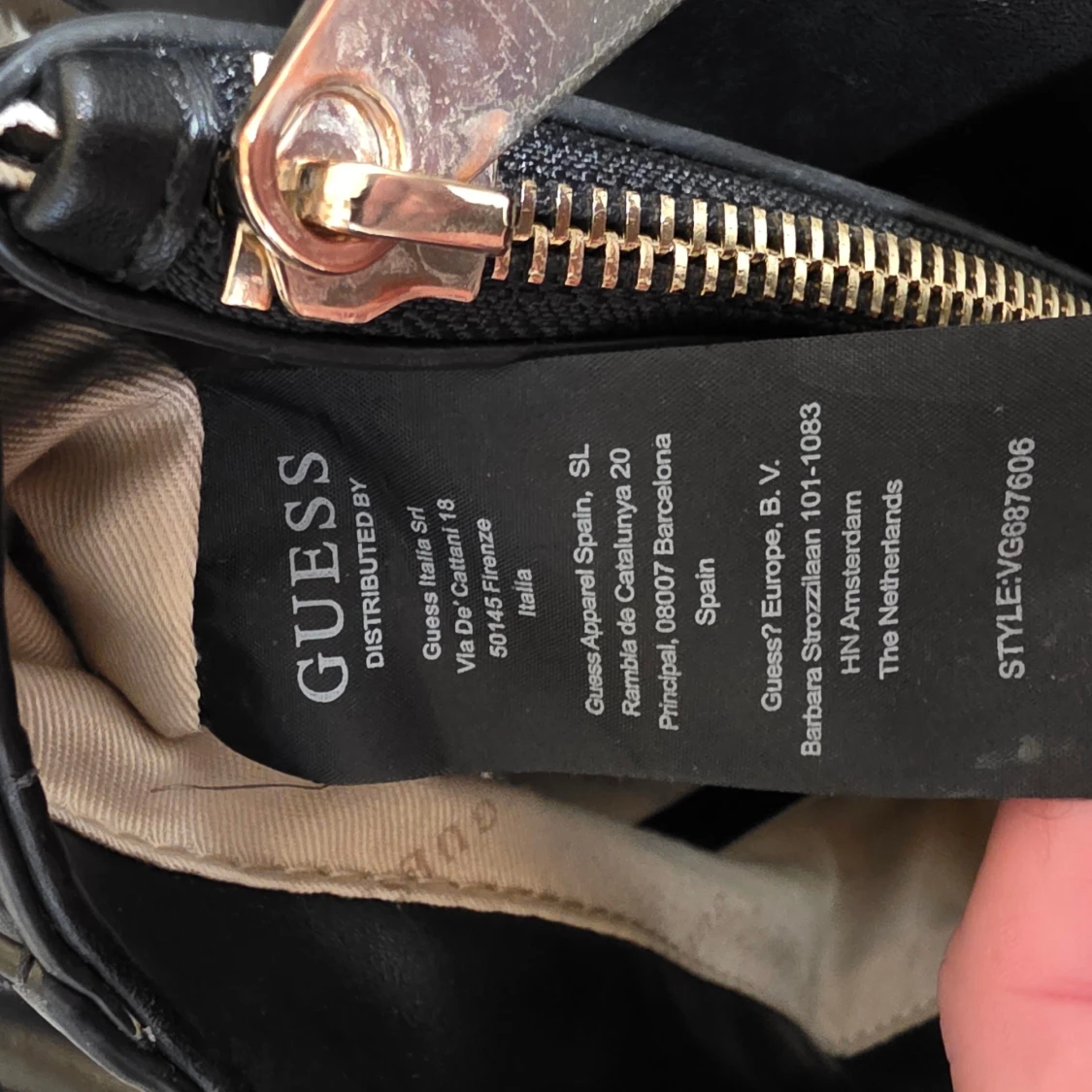 Svart handväska från Guess - 2
