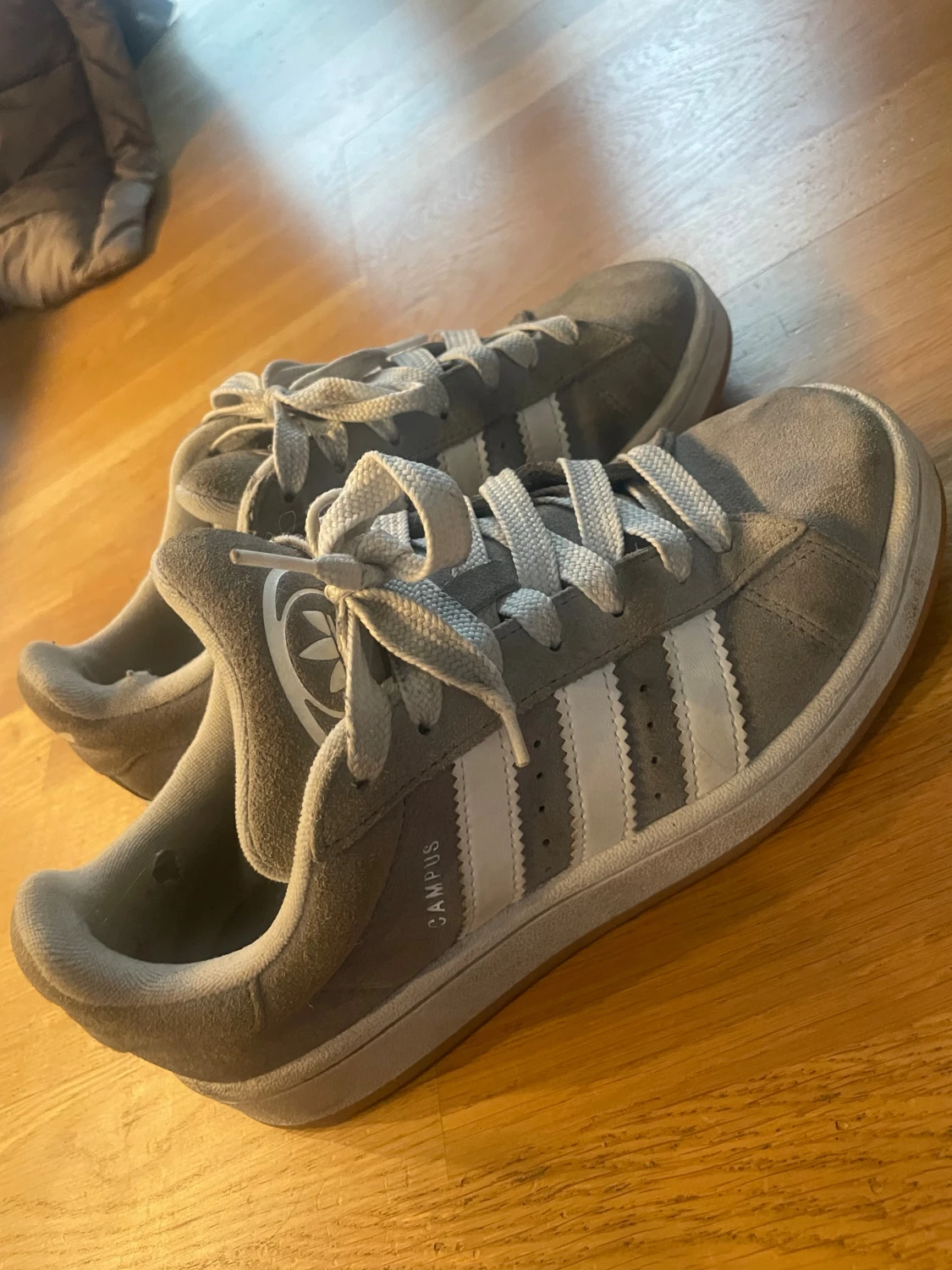 Grå Adidas Campus sneakers