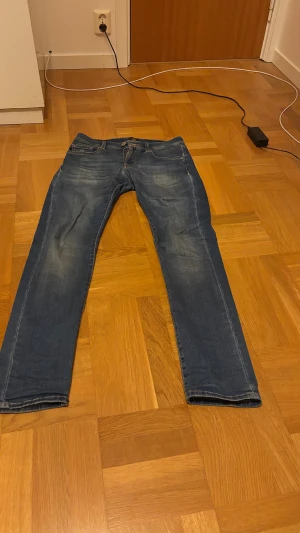 Tramarossa jeans  - Tramarossa jeans mediumblå stl 32 liten defekt vid skrevet som är lagad även en av fickorna har gått upp lite