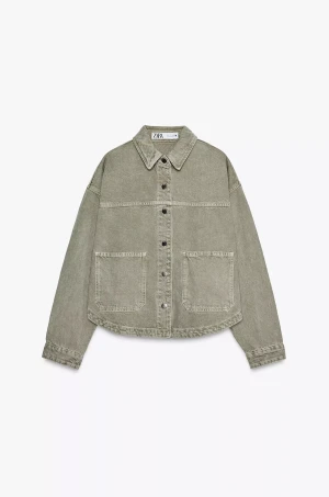 Zara grön jeans jacka - Säljer en grön jeans jacka från Zara i storlek XS. Super fint skick, skriv om ni vill ha några frågor eller vill ha bilder! 