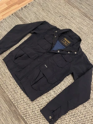 Woolrich Fieldjacket *EJ FODRAD* - Nuuuu säljs våran eftertraktade fieldjacket!😇 Den är i otroligt fin skick! På ett stabilt 10/10 skick:10/10, då jag ej ser skador eller defekter!🌟Tveka inte på att höra av dig vid minsta fundering!😌