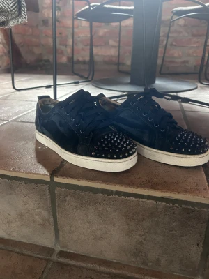 Loubs mörkblå  - Säljer dessa i hyfsat fint skick. Storlek 40 men passar 41 - 41.5 bra. Ganska slitna på insidan (främst vid hälen) bara att skicka in frågor eller funderingar!