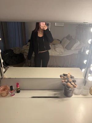 Svart kofta från åhléns - En svart kofta från åhléns, nytt skick, enkel att stila och stil ren