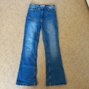 Flare jeans  - Snygga blå jeans från Bershka i modellen flare med hög midja. 