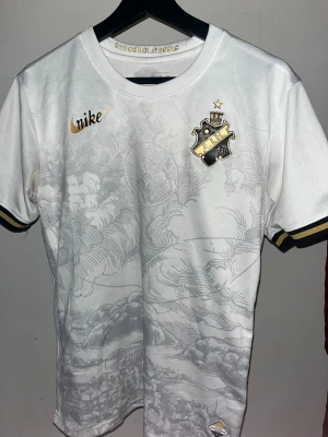 AIK tröja  - Super snygg AIK fotbollströja från Nike, i väldigt fin skick samt väldigt lite använd!