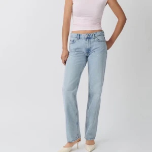 Low straight jeans ginatricot - Säljer mina low straight jeans från gina, prislapp kvar endast testad en gång ej använd. 