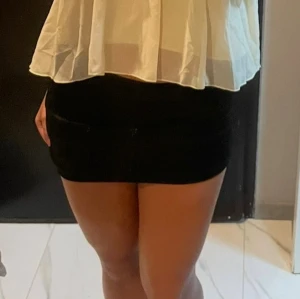 Svart kjol - Snygg lågmidjad tajt kjol som är köpt ifrån shein🩷Kjolen har innershorts!! Använt ett fåtal gånger så den är i ett mycket bra skick😊