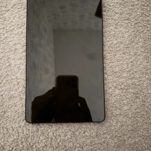Samsung Galaxy Tab A - Samsung Galaxy Tab A i fint skick. Skärmen är fri från sprickor men har fingeravtryck. Baksidan är hel och kameran fungerar. Surfplattan har USB-C, hörlursuttag och högtalare. Perfekt för surf, streaming och appar. Levereras utan synliga skador.