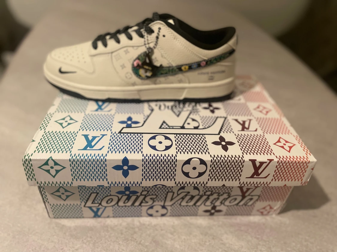 Louis Vuitton x Nike Dunk Blommig - 5