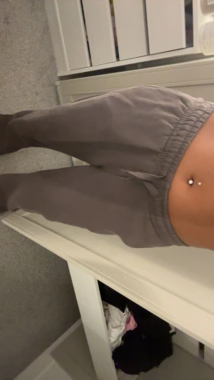 Brun mjukisbyxor från Gina Tricot XS - De trendiga mjukis byxor från Gina i storlek xs. Ej välanvända så de är fortfarande väldigt mjukt material 