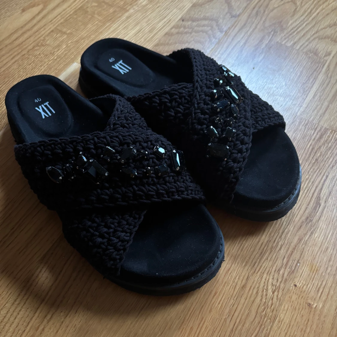 Svarta tofflor med detaljer 