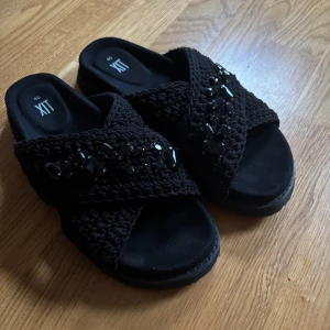 Svarta tofflor med detaljer  - Svarta tofflor från din sko i fint skick