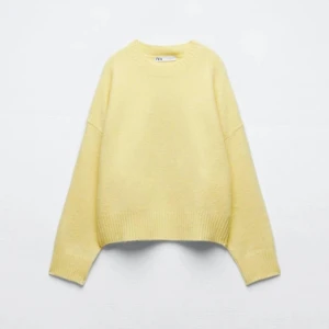 Ljusgul tröja från Zara - Stickad ljusgul tröja från Zara, storlek S. Normal i storleken! Lite nopprig men mycket fint skick annars. Inga defekter eller hål mm 💞 Viss prutmån finns 😇