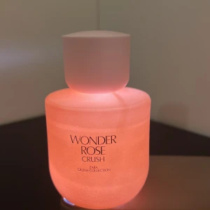 Zara Wonder Rose Crush parfym - Trendig parfym från Zara Crush Collection. Wonder Rose Crush har en stilren, rosa flaska som sticker ut i badrumsskåpet. Perfekt för dig som vill ha en modern och ungdomlig vibe.
