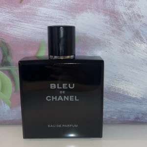 Bleu de Chanel Eau de Parfum - Stilren och populär herrparfym från Chanel. Eau de Parfum-variant, 100 ml. Perfekt för dig som vill ha en klassisk och modern doft i din samling. Den är helt oanvänd, var inte rädd för att ställa frågor
