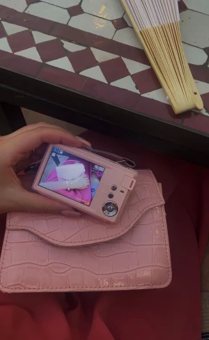 Digital kamera - Jätte bra digital kamera i super nytt skick. Ingår box & laddare. 