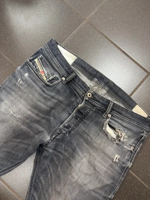 Diesel Jeans - Diesel Jeans. Storlek 34/32 (sitter som 32). Skick 8/10. Nypris 2000, mitt pris 429. Hör av dig vid frågor o funderingar!