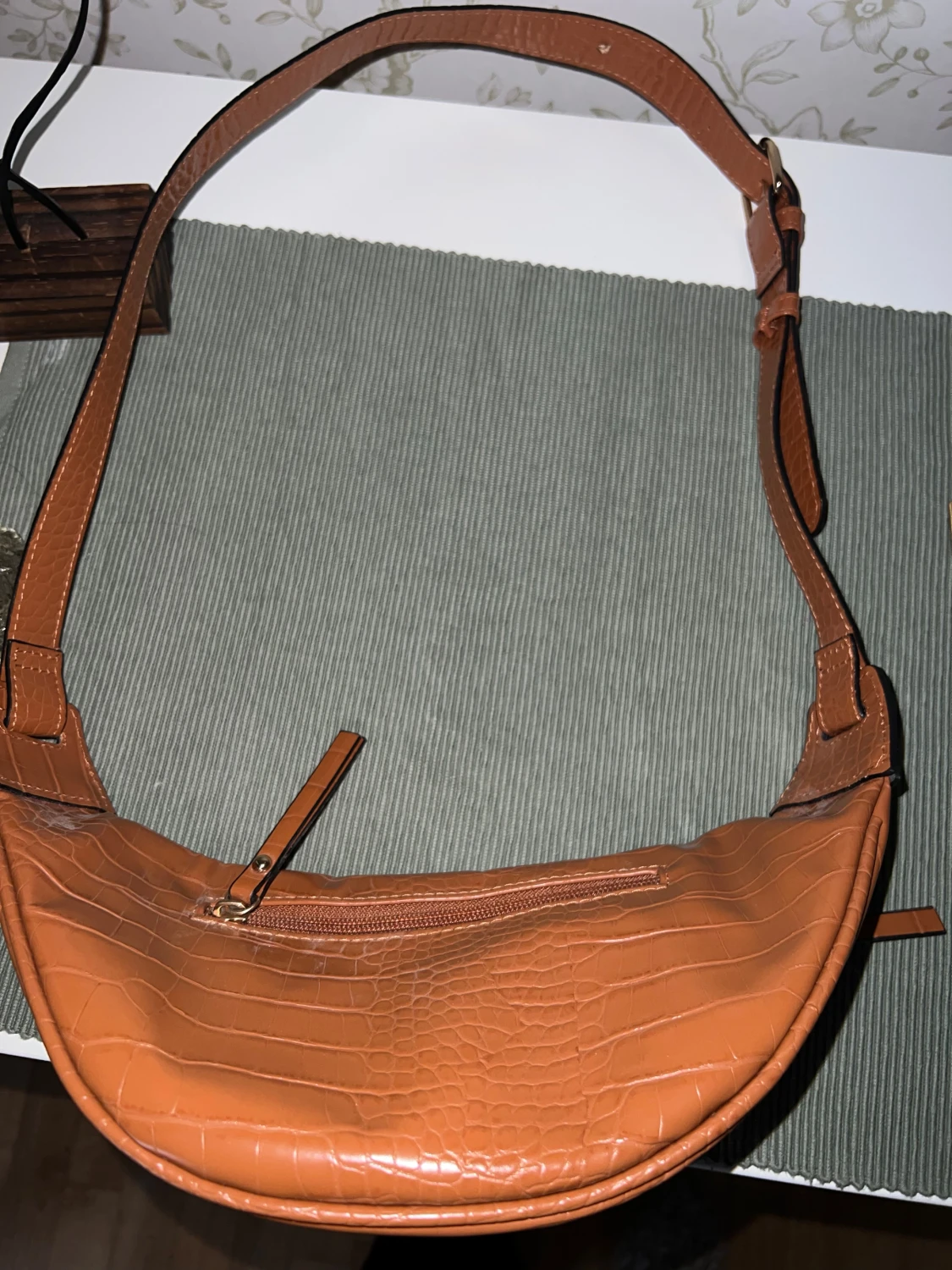 Brun axelväska i croco-imitation - 3