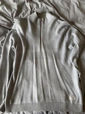 Grå half zip stickad tröja Jack & Jones - En half zip från Jack & Jones. Pris kan diskuteras‼️