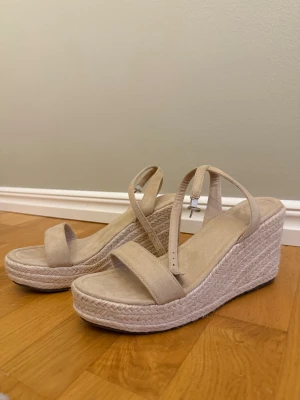 Strand klackar  - Så fina skor i storlek 40 men passar mig som har 39 då de är små i storleken, endast testade. Kan gå ner i pris vid snabbt köp