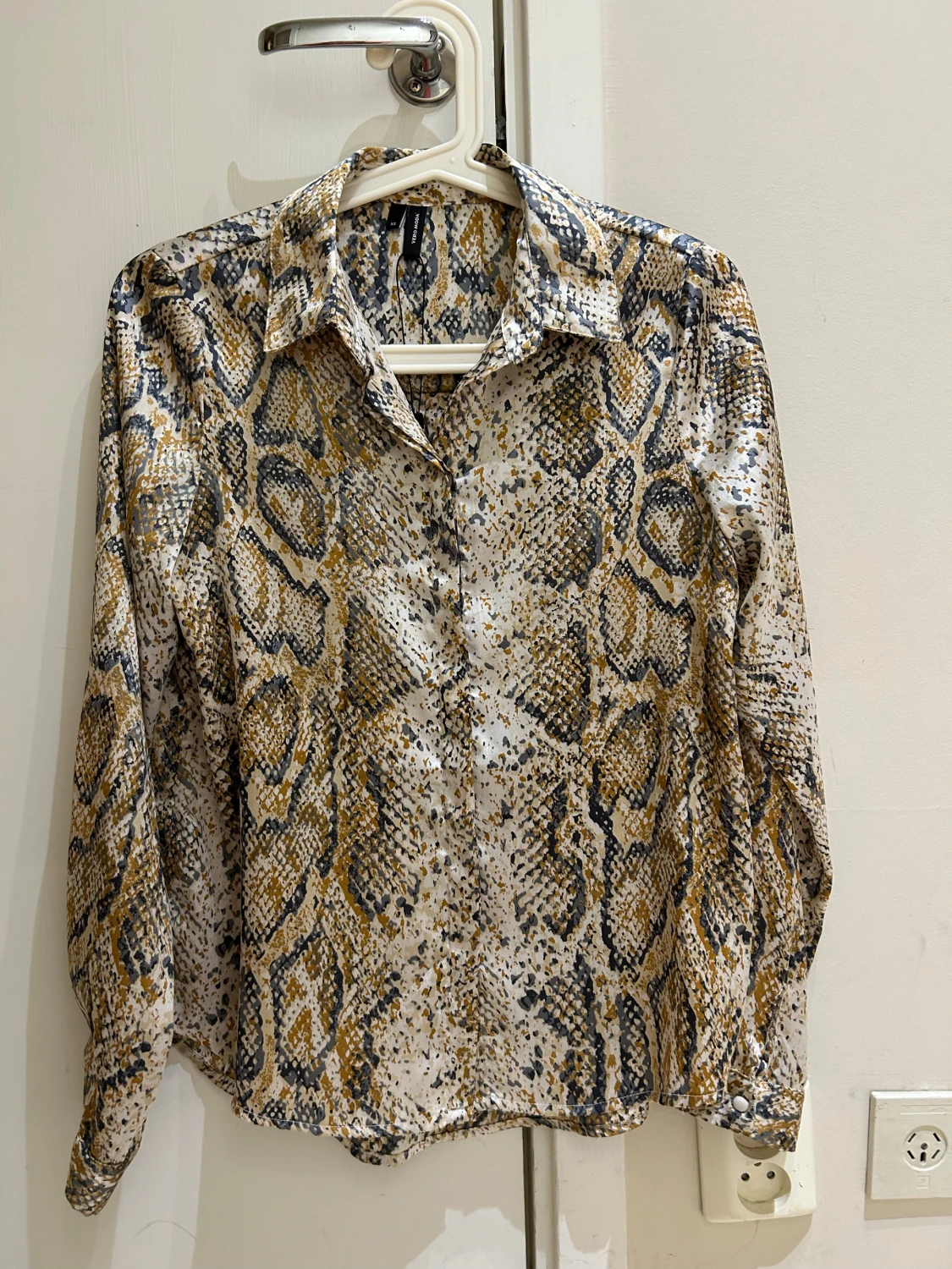  Ny Ormskinnsmönstrad skjorta från Zara 