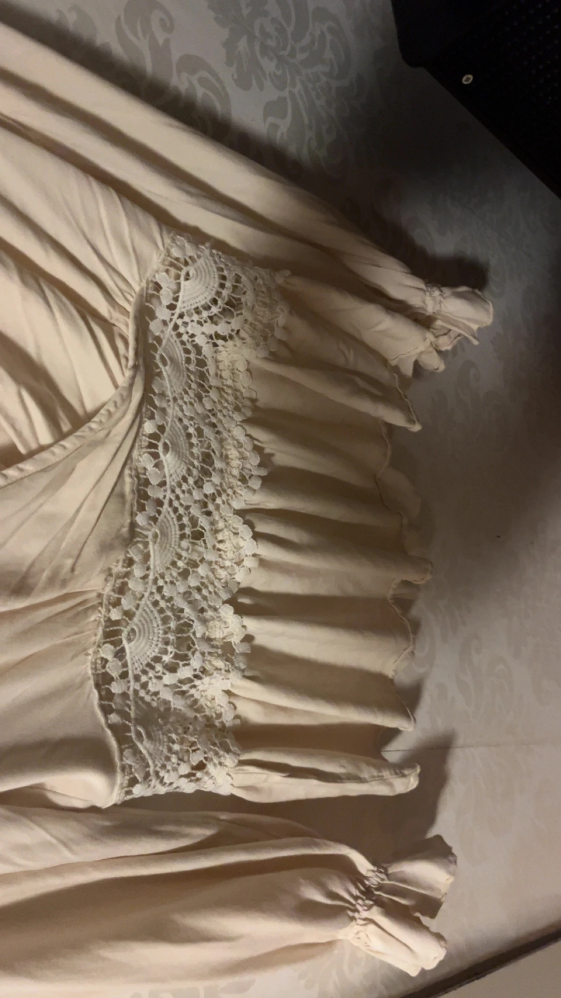 Beige blus med spets och volang - 2