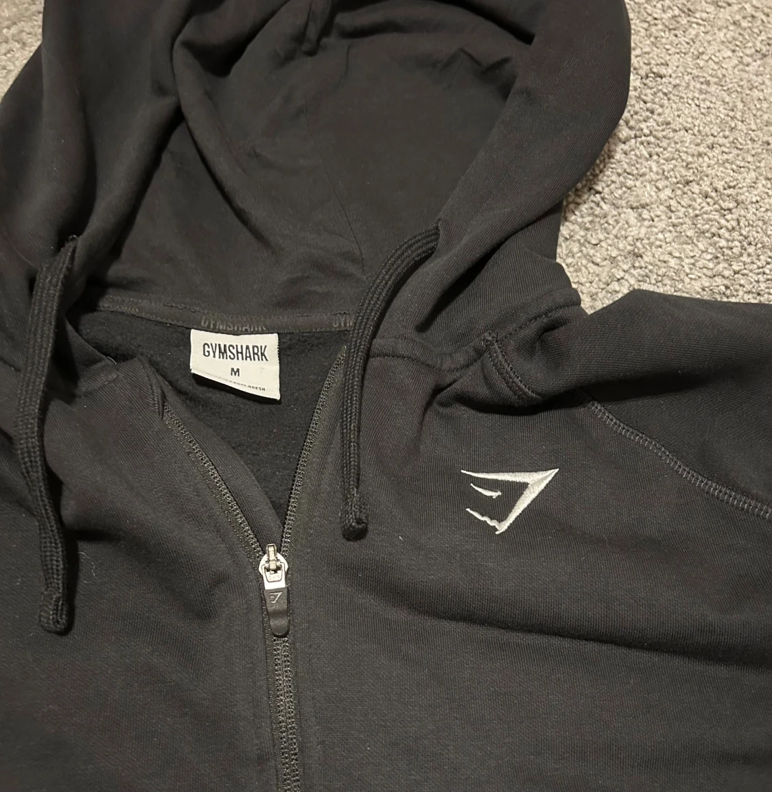 Svart hoodie från Gymshark med dragkedja - 1