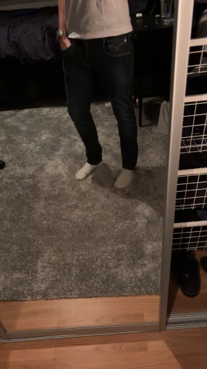 Replay anbass hyperflex jeans - Replay Anbass Hyperflex jeans i storlek 27/30, nedsydda till längd 28. Jeansen är i jättebra skick, knappt använda och ser nästan nya ut. Hyperflex-materialet ger riktigt bra stretch och komfort samtidigt som de sitter snyggt. Slim/skinny passform. Tveka inte på att höra av dig!