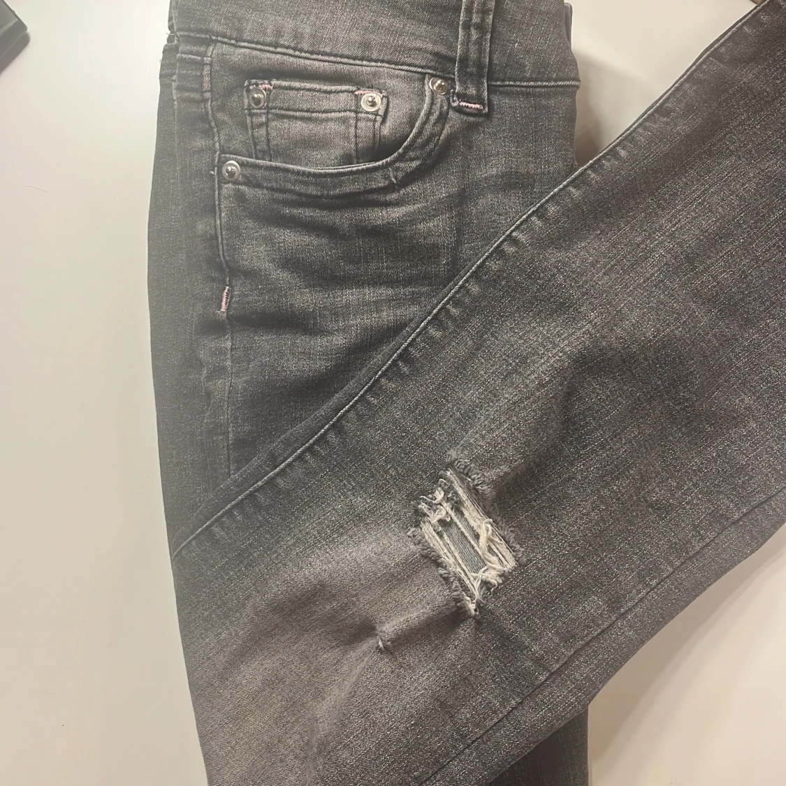 Grå bootcut jeans från G Rise med rosa detaljer. - 3