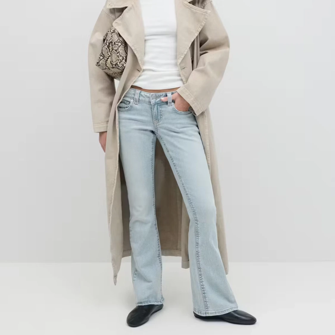 Ljusblåa jeans från Gina  - 2