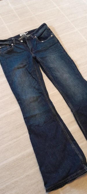 Bootcut jeans från 157, mörkblå, M short - Mörkblå bootcut jeans från 157 i storlek M short. Klassisk femficksmodell med låg midja och snyggt utställda ben. Jeansen har kontrastsömmar och dragkedja i gylfen. Perfekta för dig som gillar retrovibbar och en avslappnad look.   Skriv för frågor eller fler bilder!💕   !Endast swish!!