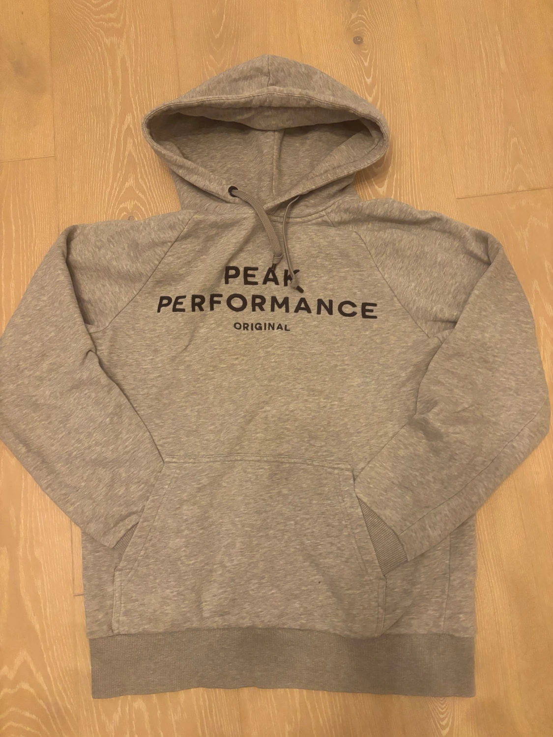 Grå hoodie Peak Performance M