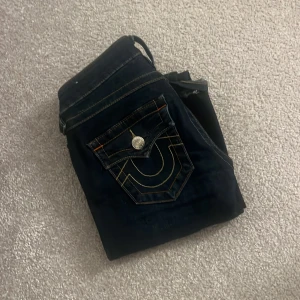True religion joey jeans  - Säljer mina true religion jeans pågrun av att dom inte kommer till användning längre. Dom är i bra skick dock har dom ett litet hål längst ner på ett av benen